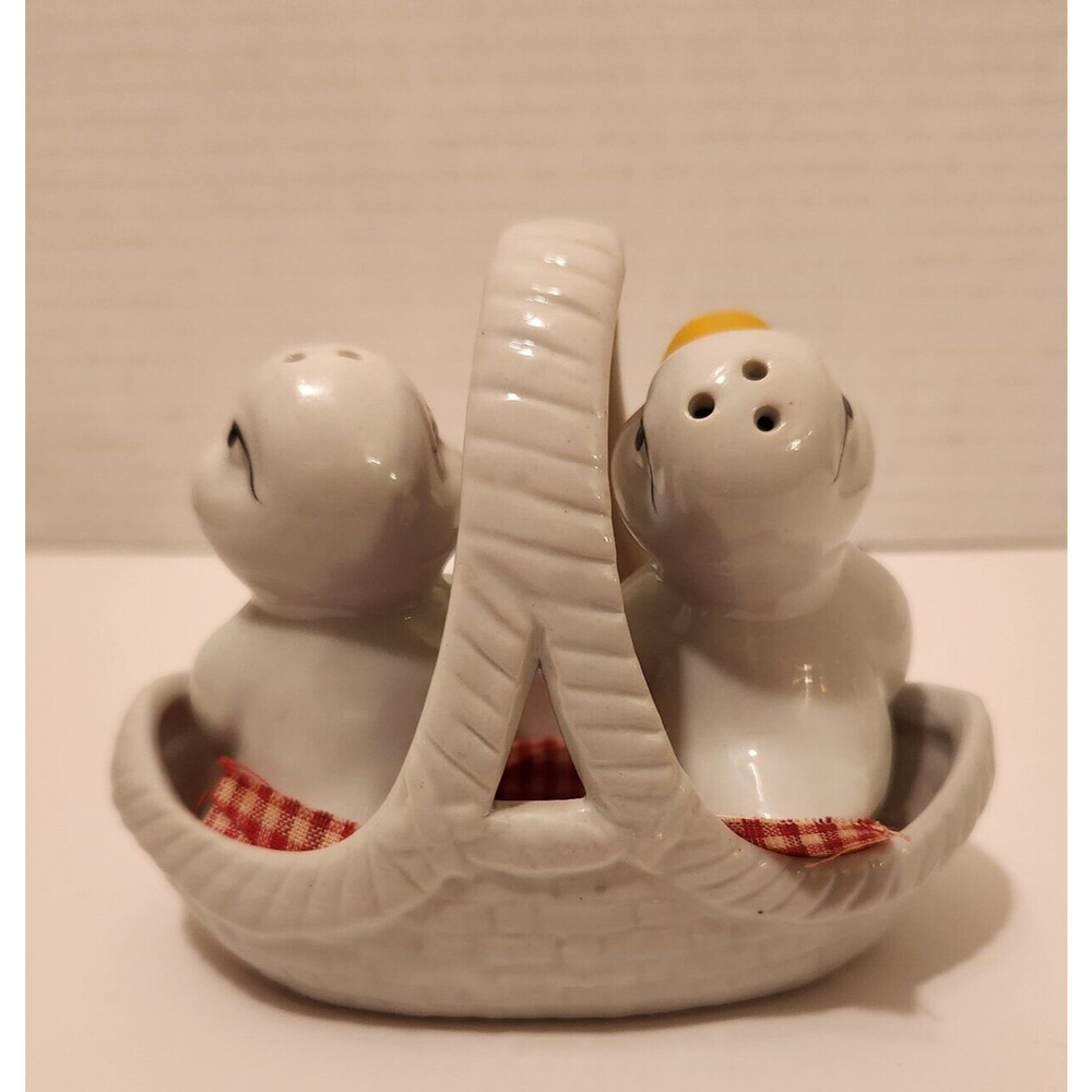 Ducks with Hearts Salt And Pepper Shakers In A Basket with Tablecloth - Picture 2 of 8